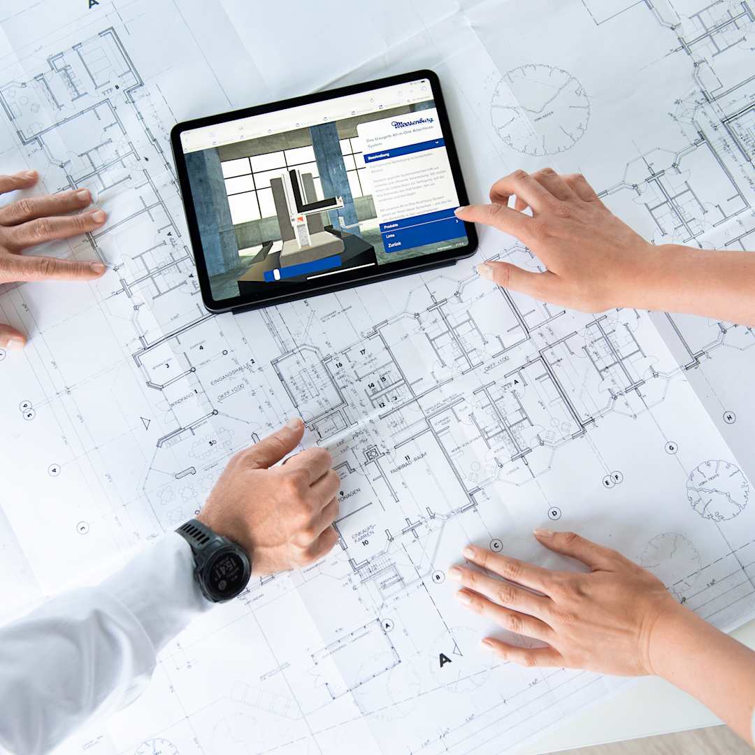 Tablet und Hände auf Bauplan