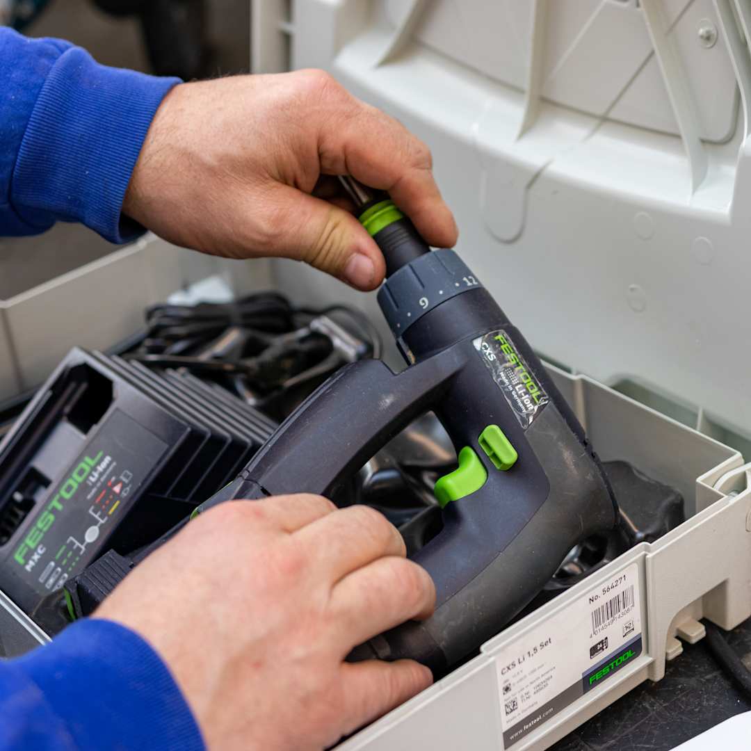 Maschine wird aus Kiste genommen