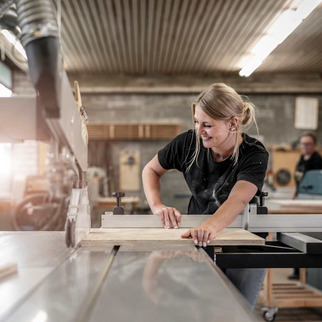 Arbeiterin schärft Gegenstände