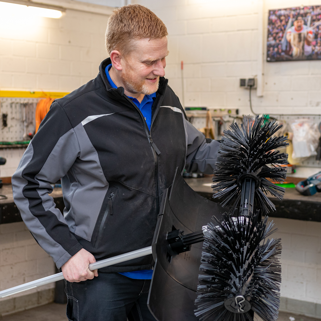 Mitarbeiter kontrolliert Gerät