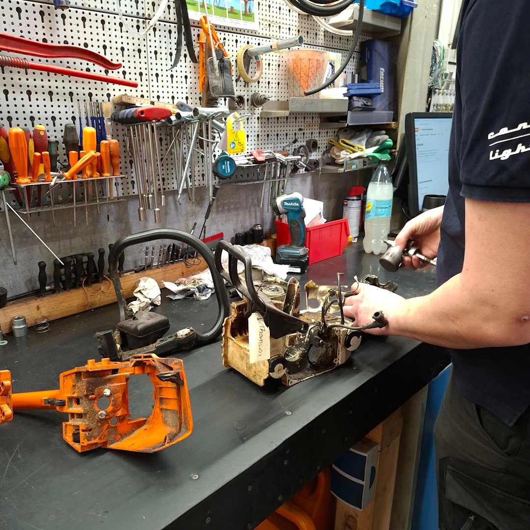 Maschine wird aus Kiste genommen.