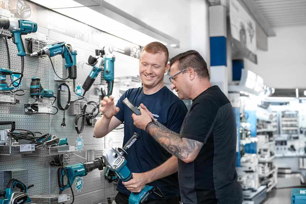 Meesenburg Mitarbeitender und Kunde vor Makita-Regal in Fachmarkt