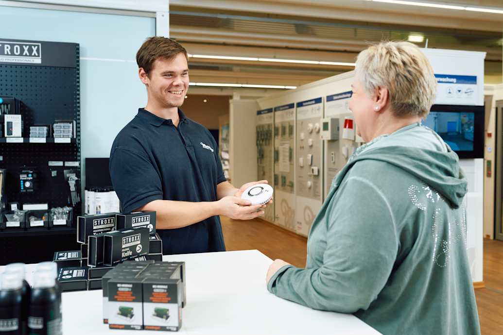Meesenburg Sicherheit & Service Brandmeldetechnik Meesenburg Mitarbeiter präsentiert Brandmeldetechnik