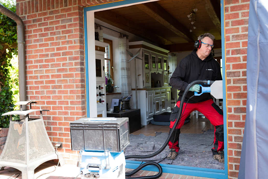 Sanierung mit Schutzausrüstung