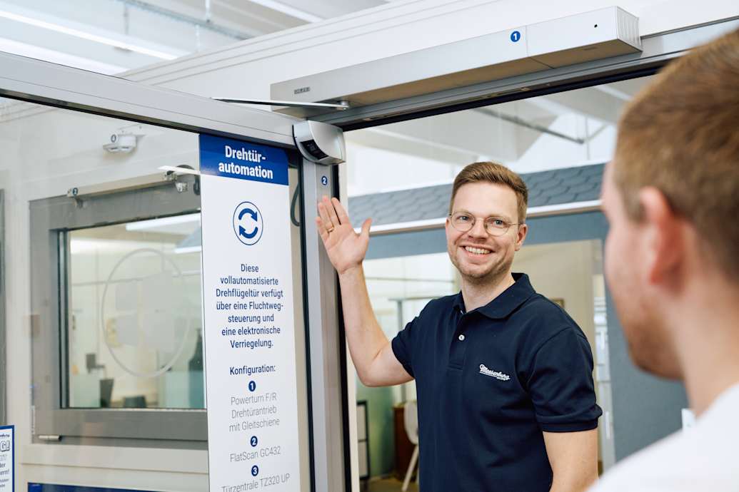 Meesenburg Sicherheit & Service Türautomation Meesenburg Mitarbeiter präsentiert Türautomation