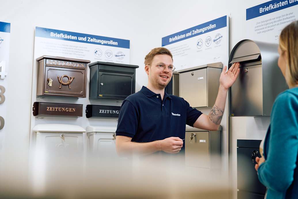 Meesenburg Sicherheit & Service Briefkasten Meesenburg Mitarbeiter präsentiert Briefkästen