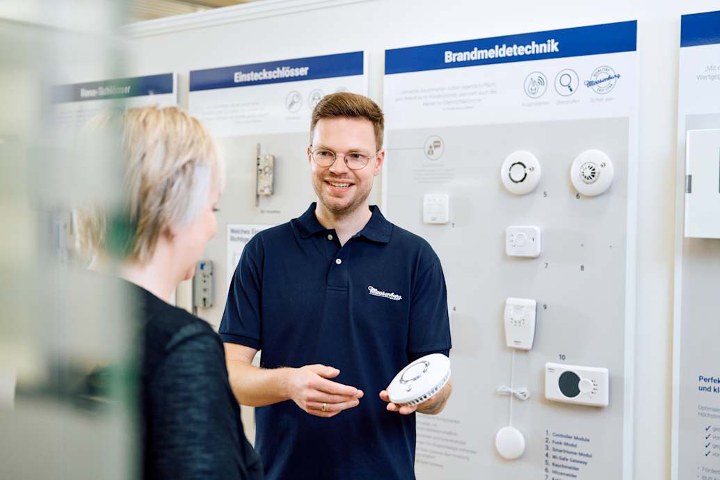 Meesenburg Mitarbeiter präsentiert Brandmeldetechnik