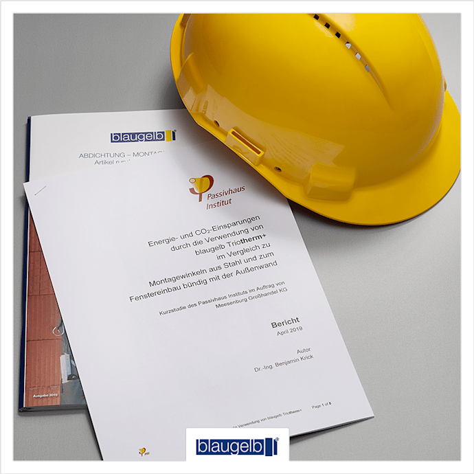 Gelber Bauhelm auf gedruckter Passivhausstudie