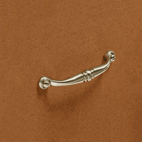 Griff Alberta, Bohrabstand 96 mm, L 110 mm, B 14 mm, H 28 mm, Messing Optik antik