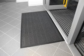 SCHMUTZFANGMATTE VYNA-PLUSH 0,6MX0,9M SCHWARZ/GRAU VP010601