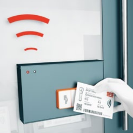 Karte wird vor Regaletikett gehalten