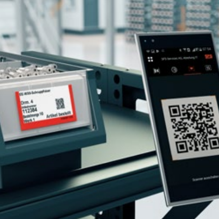 Smartphone scannt QR-Code auf Behälter-Etikett