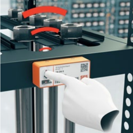 Finger drückt auf Knopf am Regaletikett