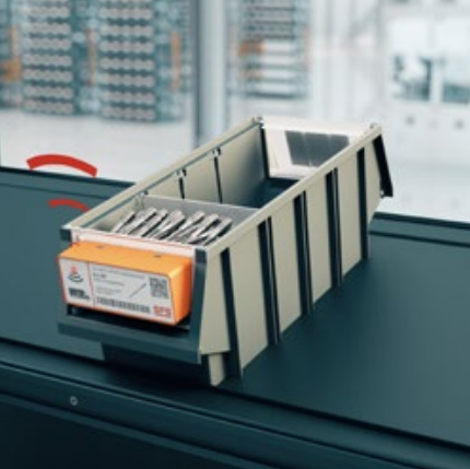 Geteilter Behälter im Regal