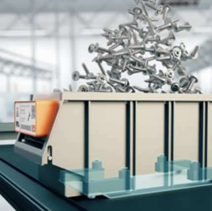 Schrauben werden einem Behälter entnommen